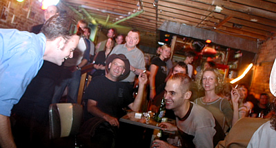 crowd yuks it up